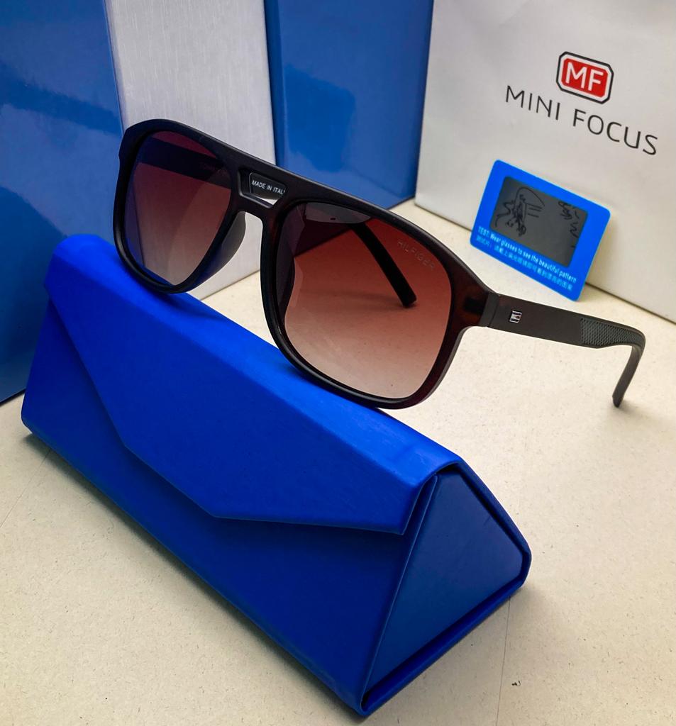 😎 Gafas Tommy Hilfiger – Estilo y Protección en un Solo Accesorio